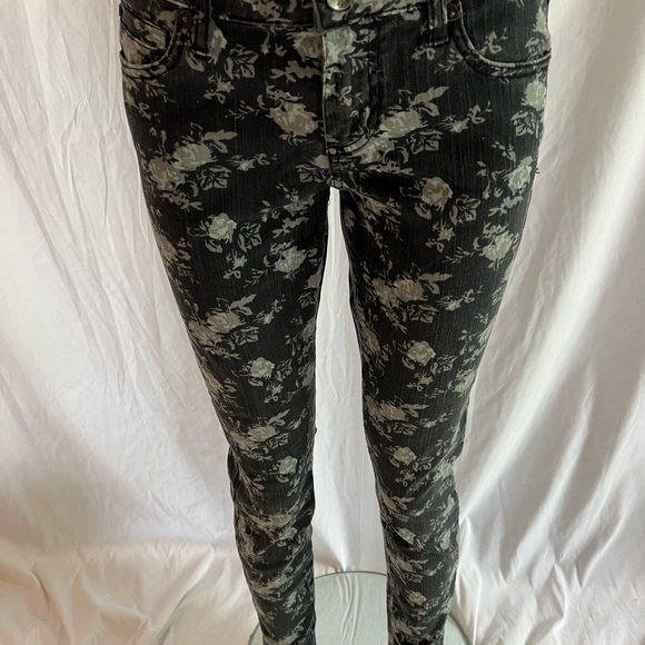 Flattering fit. Skinny jeans with floral print. Excellent condition. Size 4. - Picture 13 of 14